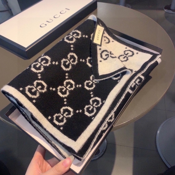 ✨🎊Authentic 💎Gucci scarf - Picture 1 of 7
